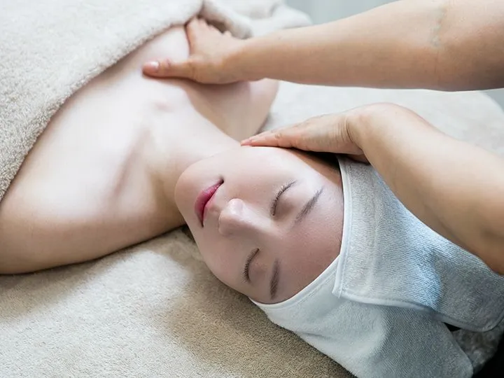 Enjoy a soothing lymphatic massage, which will help reduce swelling in the body and face