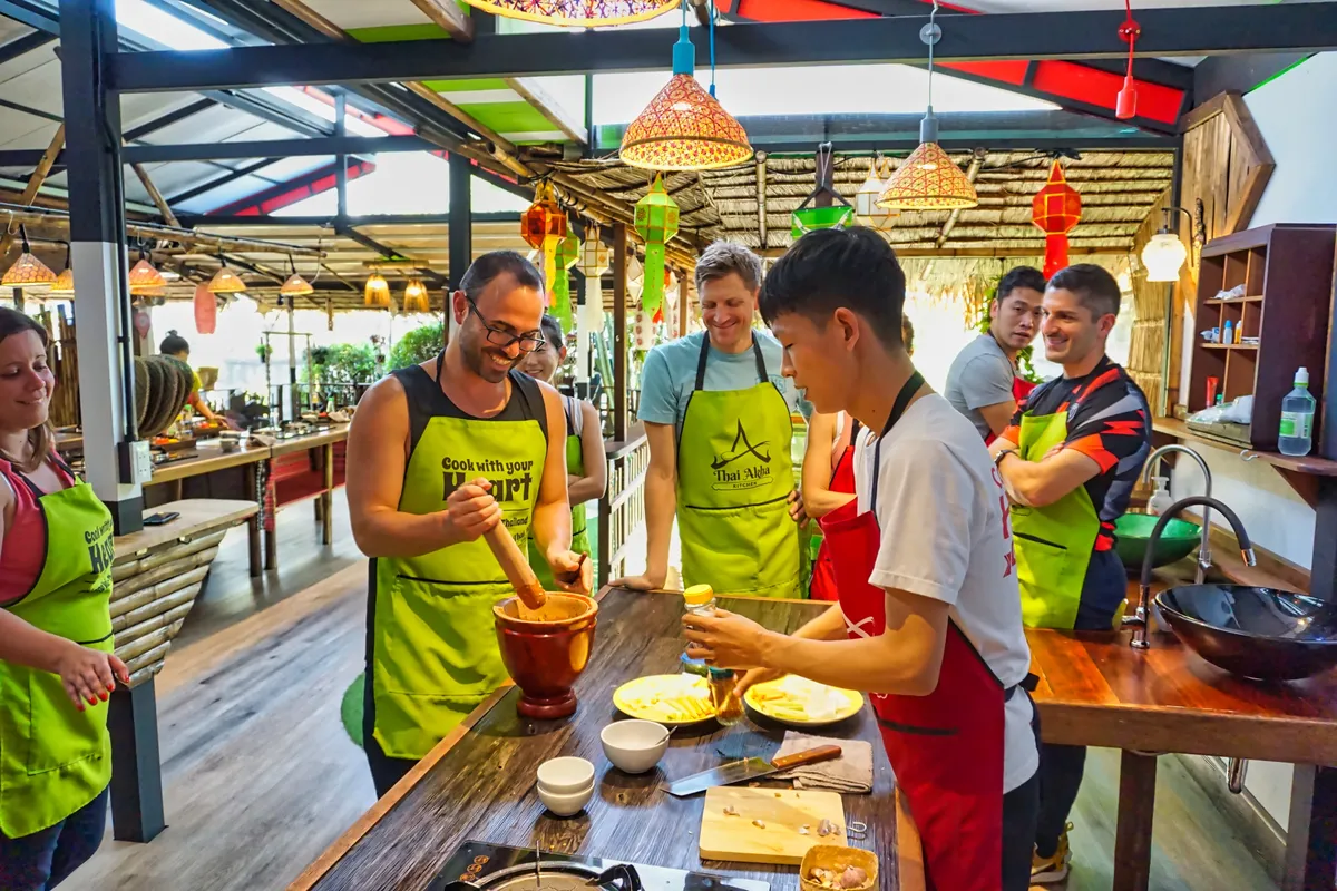 Clase de cocina Thai Akha Kitchen y tour por el mercado local