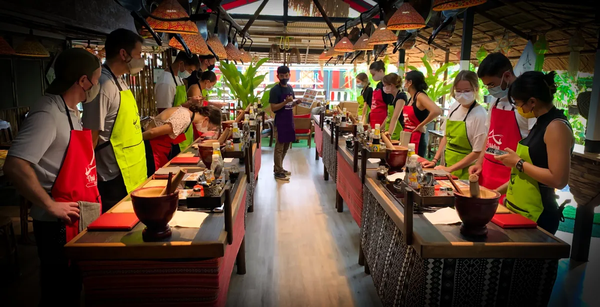 Clase de cocina Thai Akha Kitchen y tour por el mercado local