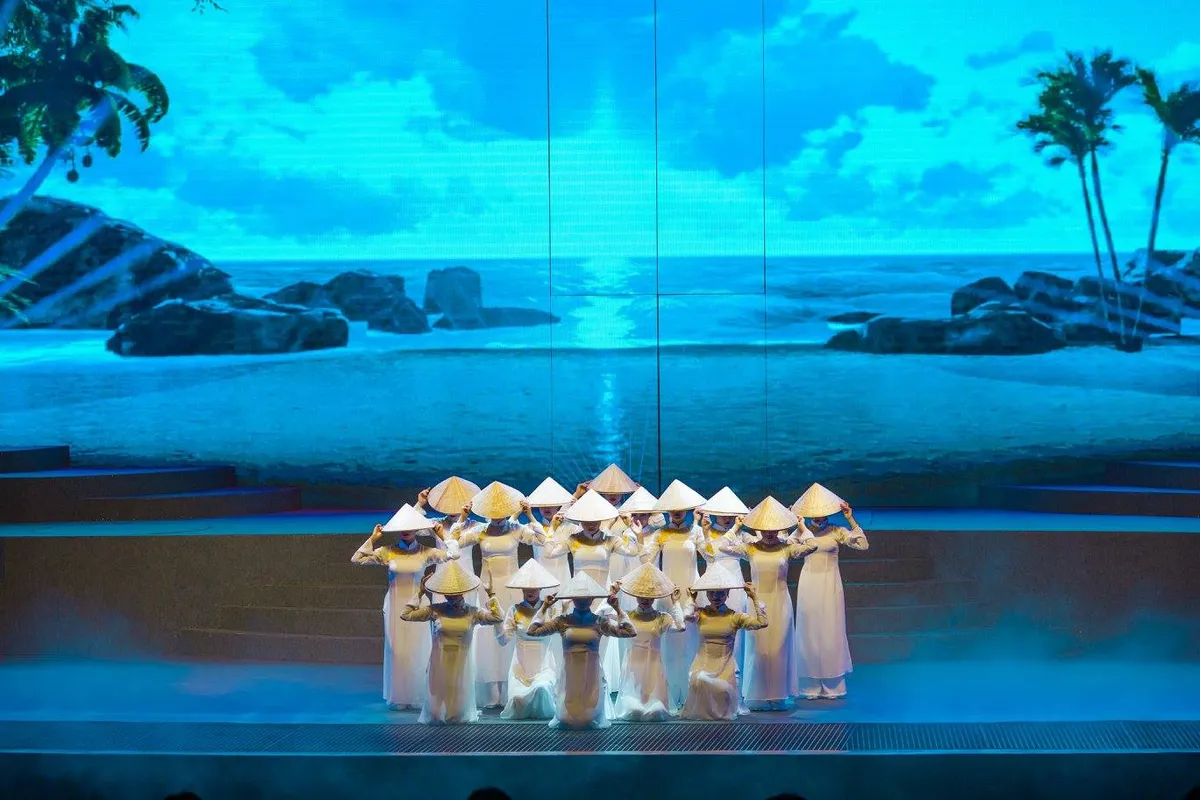 Begeben Sie sich auf eine farbenfrohe Reise, die Vietnams reiche Traditionen feiert, einschließlich des ikonischen Ao Dai, des kegelförmigen Palmenblatt-Hutes, der Lotusblume und der Champa-Kultur.