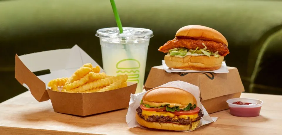 ¡Combo perfecto! - ShackBurger, papas fritas y limonada