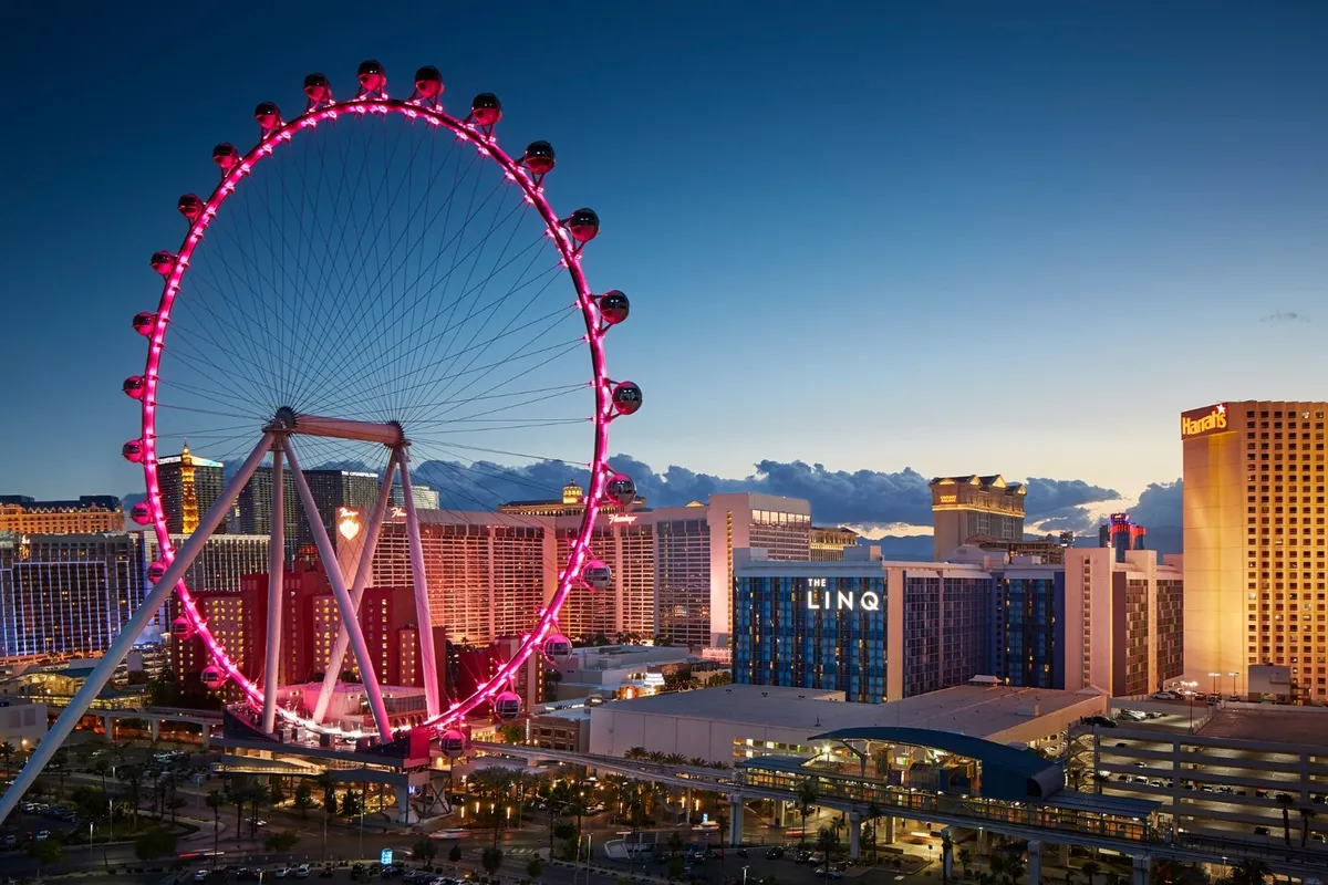 Faça um passeio de roda-gigante com vista para a cidade de Las Vegas e aprecie as luzes da cidade à noite