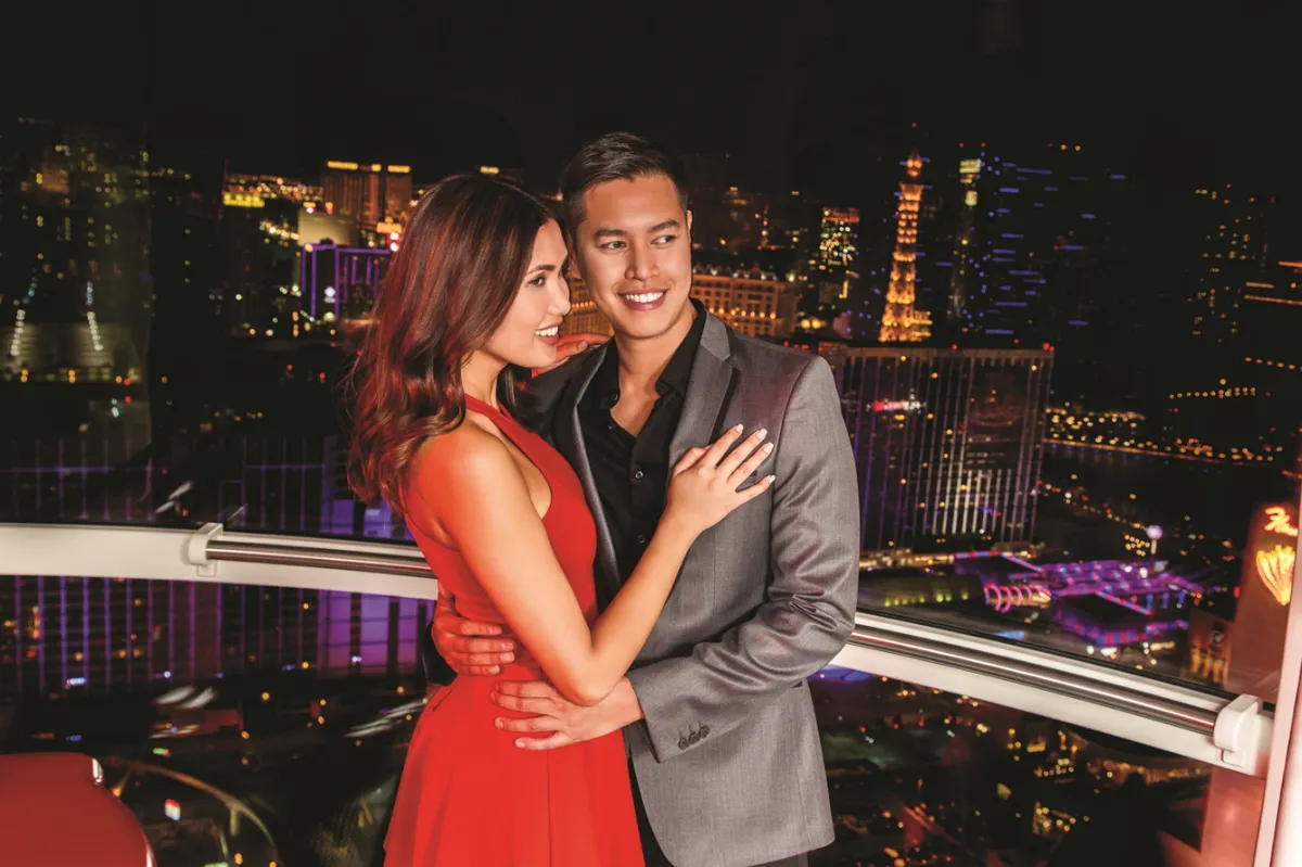 Veja a cidade de Las Vegas brilhar à noite enquanto você anda no High Roller