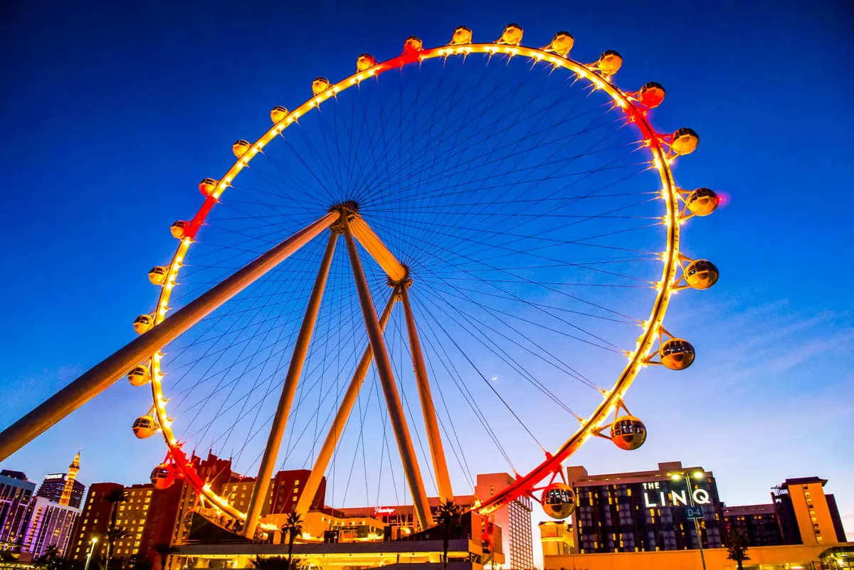 Capture vistas panorâmicas de 360 graus da cidade de dentro da espaçosa cabine climatizada do High Roller