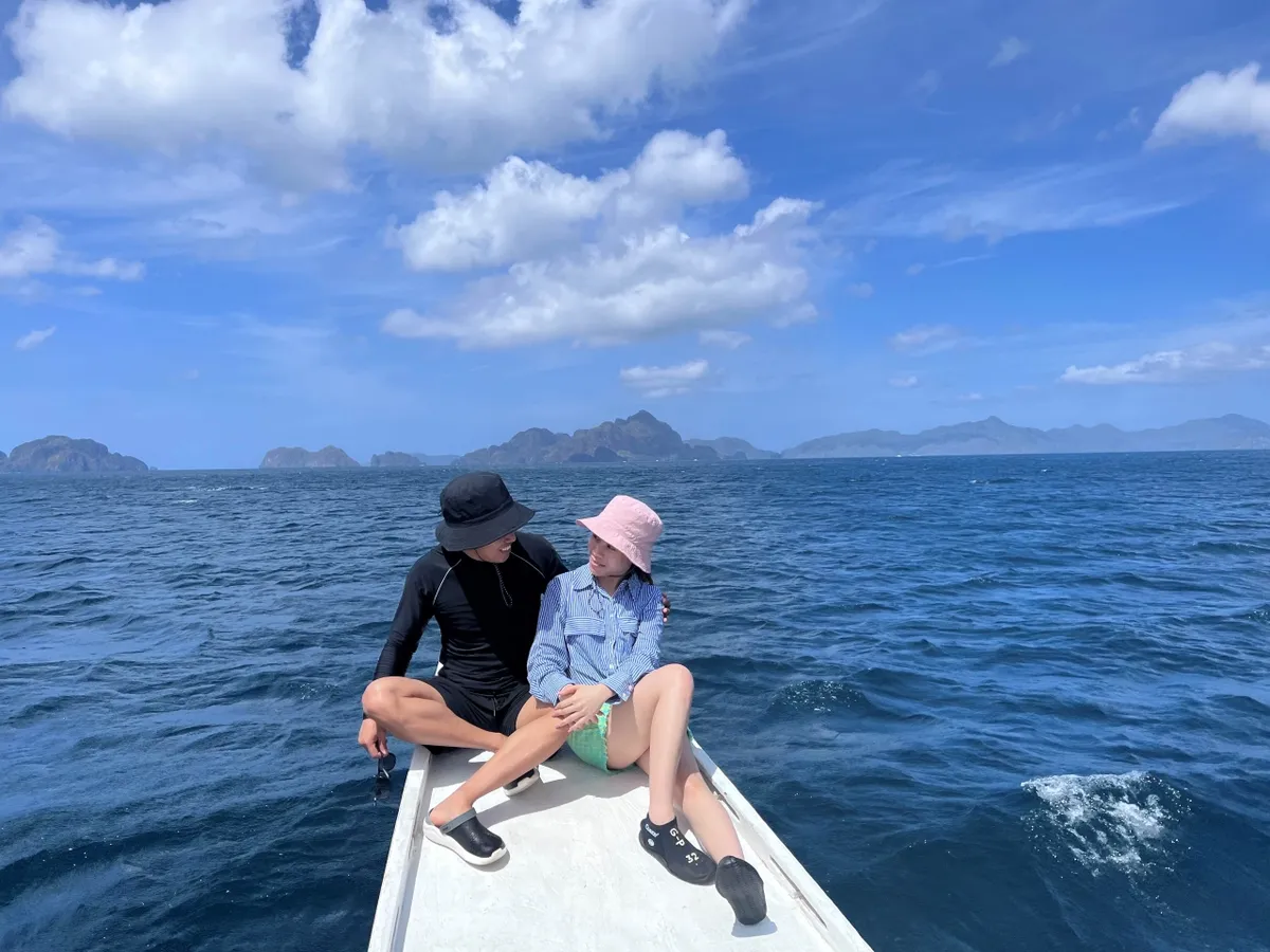 Beim Segeln über das kristallklare Wasser von El Nido bietet Tour A atemberaubende Ausblicke auf Kalksteinfelsen, blauen Himmel und ruhige Meereslandschaften, die jeden Moment unvergesslich machen.