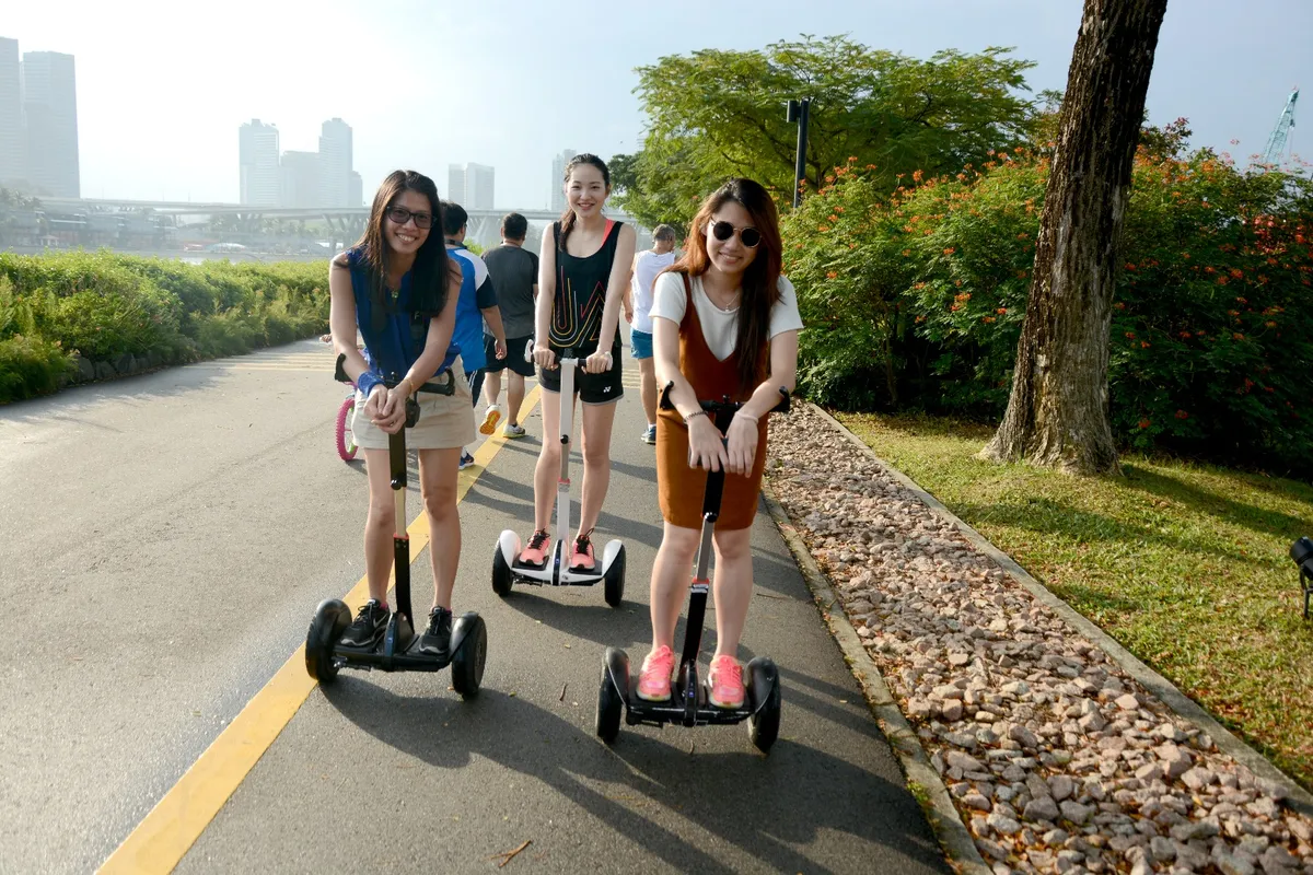 Zunando pela Cidade do Leão: Por que este Tour de Segway em Marina Bay é Imperdível em Singapura