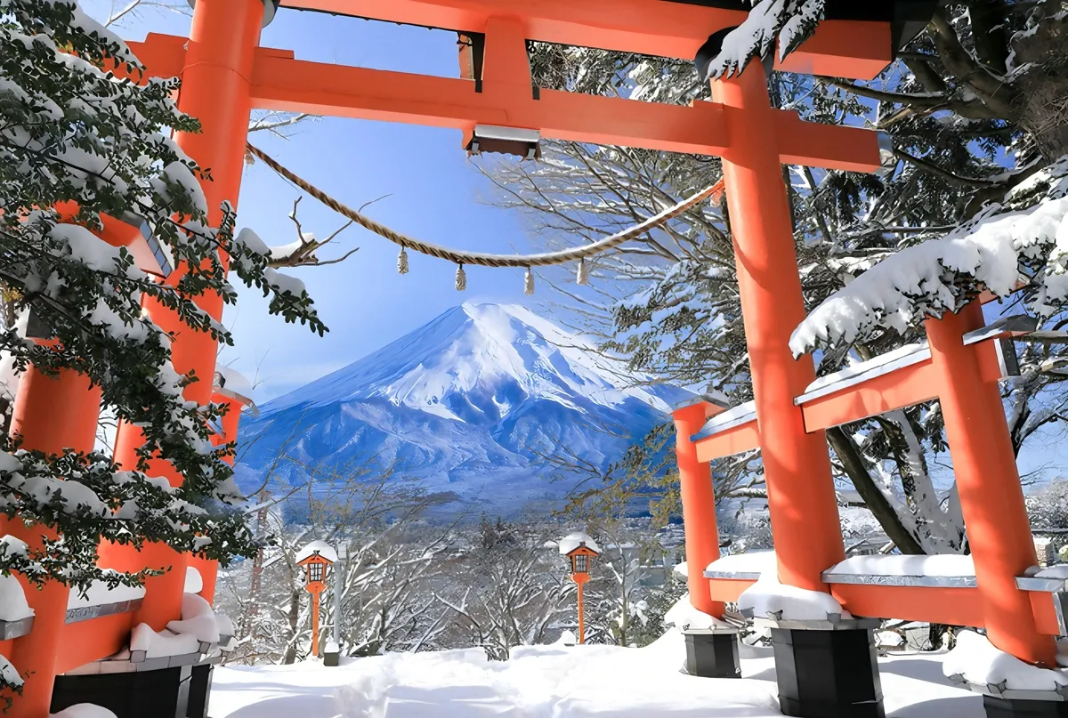 富士山と赤い鳥居が同じフレームに収まる冬景色～