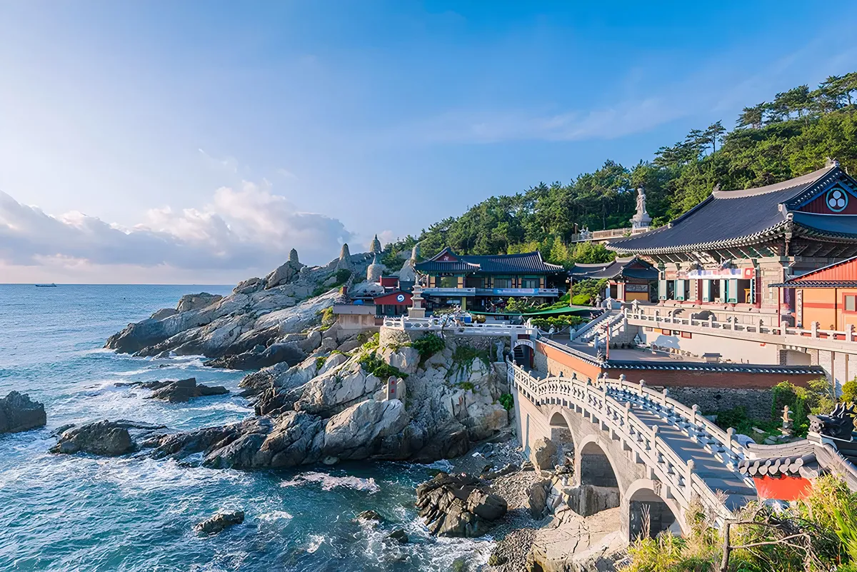Der Haedong Yonggungsa Tempel ist ein seltener Tempel am Meer, der an einer wunderschönen Küstenlinie mit atemberaubender Aussicht liegt.