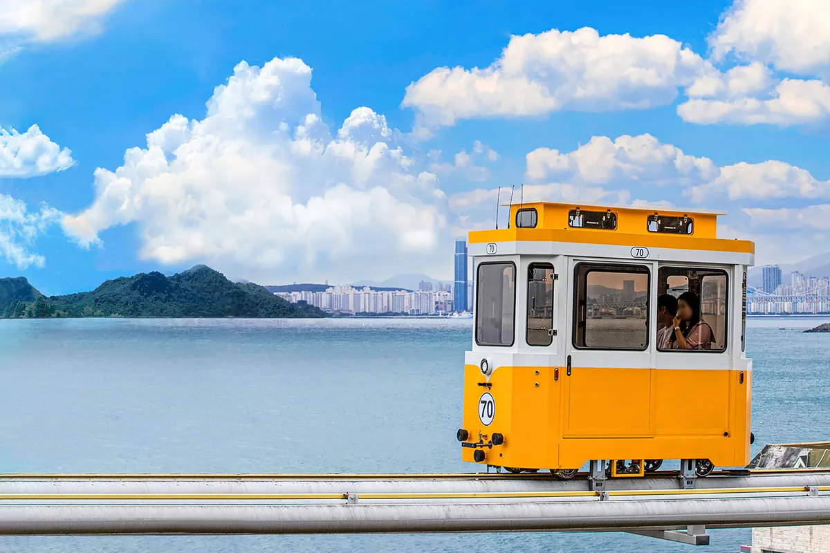 Erleben Sie Busans ikonischstes Wahrzeichen an der Küste in seiner schönsten Jahreszeit. Die Haeundae Sky Capsule bietet eine gemütliche Panoramafahrt entlang des Ozeans, komplett mit atemberaubender Aussicht.