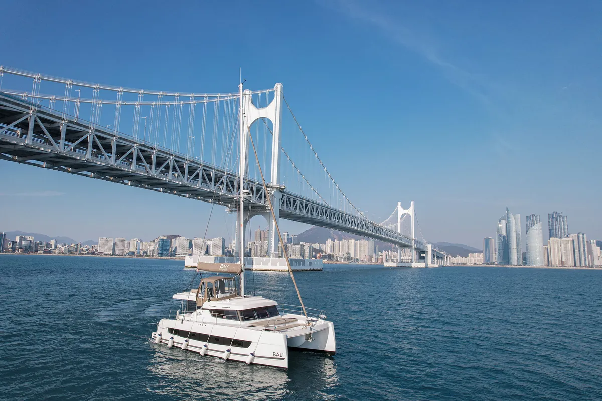 Segeln mit Stil! Genießen Sie die atemberaubende Aussicht auf die Skyline von Busan und die ikonische Gwangandaegyo-Brücke auf einer Luxusyacht.