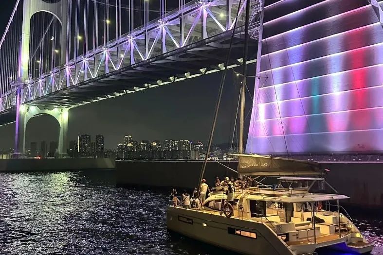 Die wunderschöne Busan Sunset Yacht Tour auf dem Meer wird Ihnen ein wundervolles Erlebnis bescheren