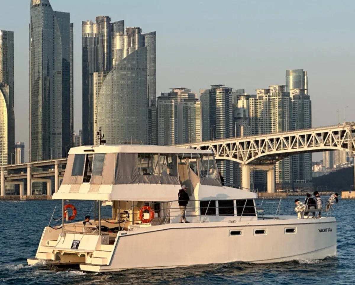 Eine Sonnenuntergangs-Yacht-Tour mit GoGo YACHT sorgt für besondere Erinnerungen und glückliche Zeiten