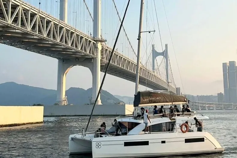 Genießen Sie den Sonnenuntergang auf der Yacht! Busan ist eine der bekanntesten Städte Koreas für seine schönen Sonnenuntergänge