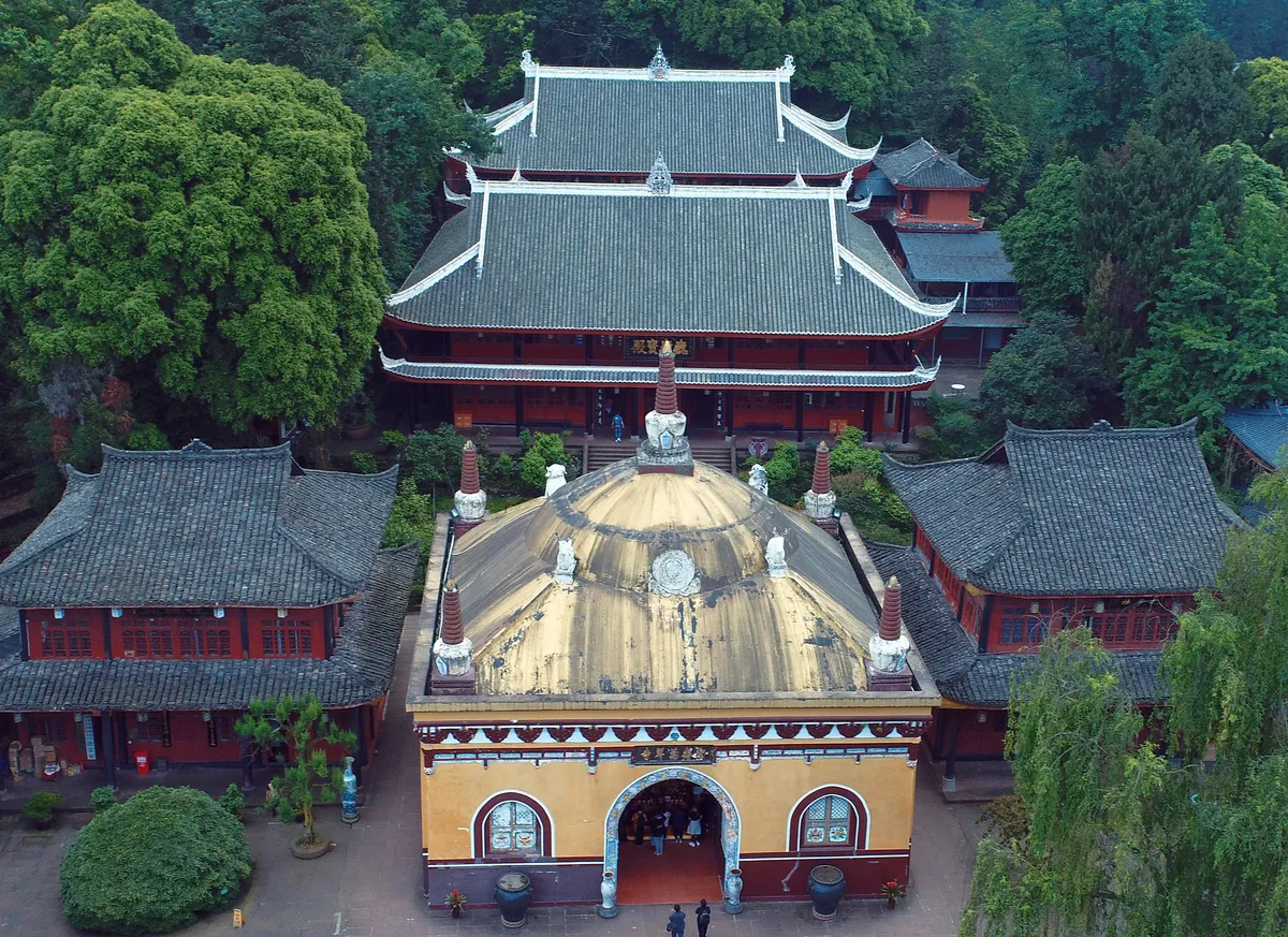 산 전체가 울창한 상록수로 덮여 있어 사계절 내내 푸른 모습을 유지합니다. 성벽 같은 봉우리들에 둘러싸여 있어 청성산(Qingcheng Mountain)이라 불립니다. 수천 개의 돌계단과 구불구불한 길을 따라가다 보면...