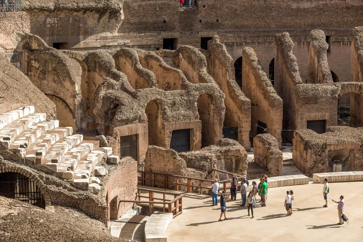 Explorez l'intérieur majestueux du Colisée, autrefois l'épicentre du divertissement romain antique