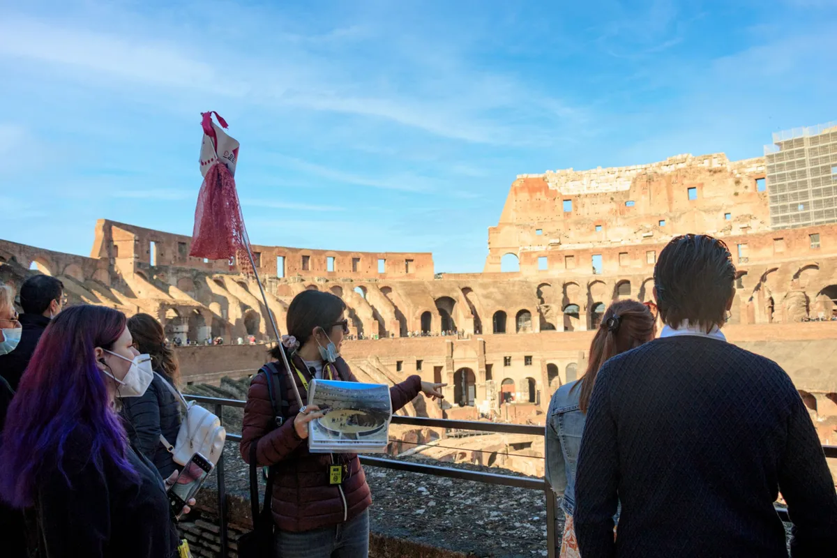 Profitez d'une visite guidée à l'intérieur du Colisée, plongeant dans son passé fascinant et ses légendes