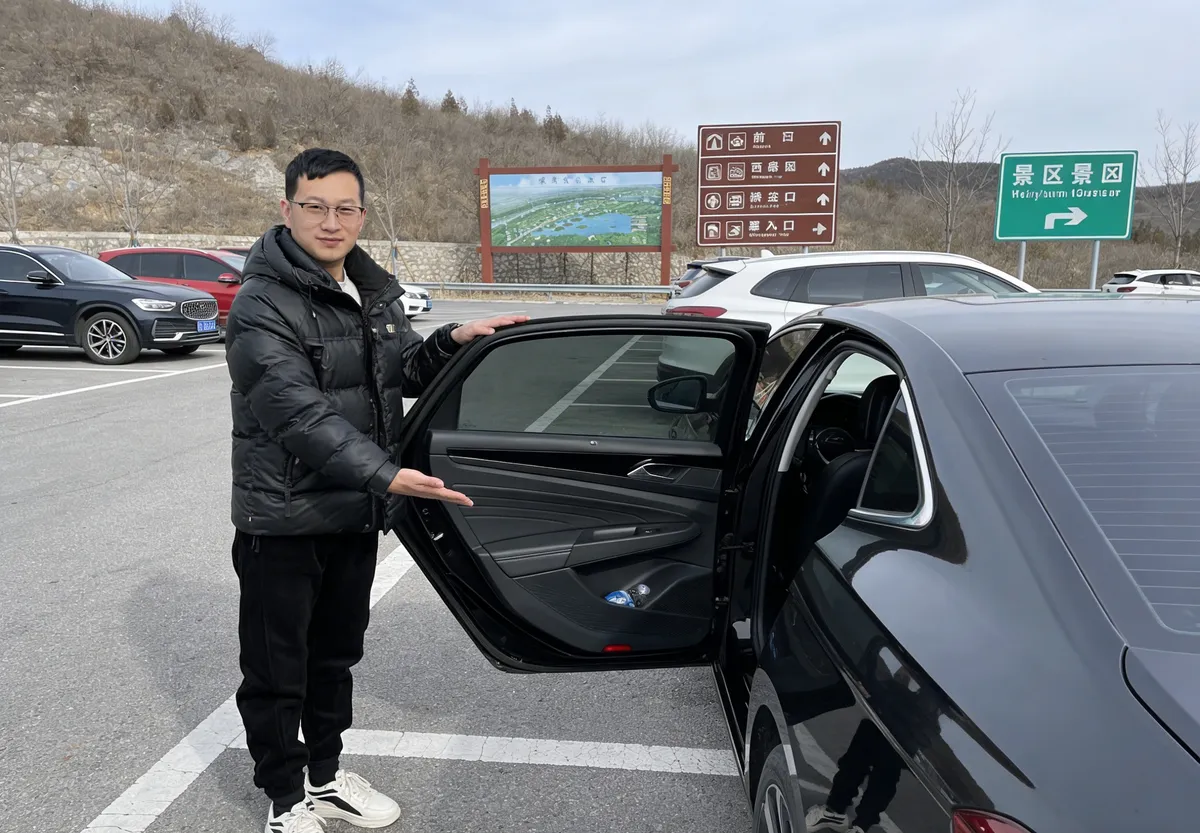 我们的私人交通服务将从您的北京酒店接您，确保一段舒适无忧的旅程。坐下来放松一下，享受旅途，我们友好的英文导游将为您分享关于长城的迷人事实和历史。