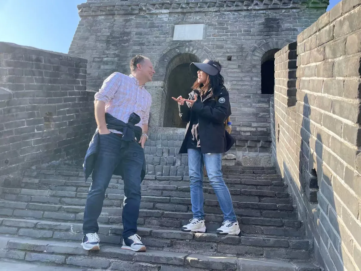登上长城后，导游将陪同您探索，分享这座世界闻名古迹背后的迷人故事。同时，您仍有充足的时间按自己的步调漫步，停下来惊叹其宏伟并拍照留念。