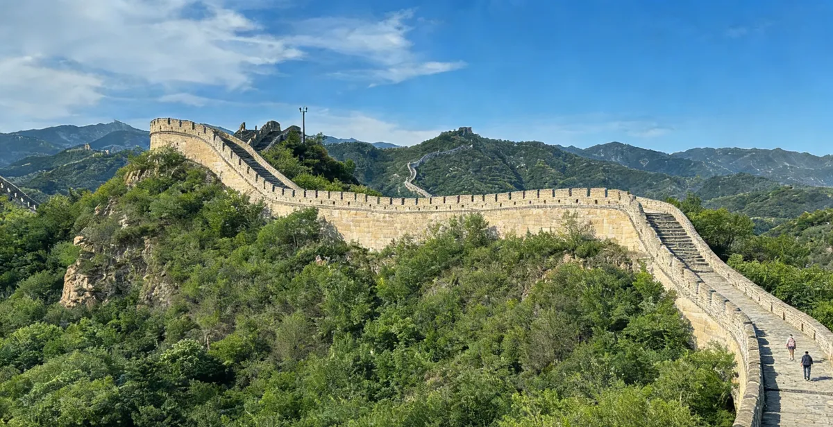 八达岭长城——中国最著名的段落，拥有保存完好的敌楼和山景。通过我们的VIP通道享受无忧升级：跳过漫长的摆渡车和入口排队，专注于探索其宏伟规模和历史魅力。