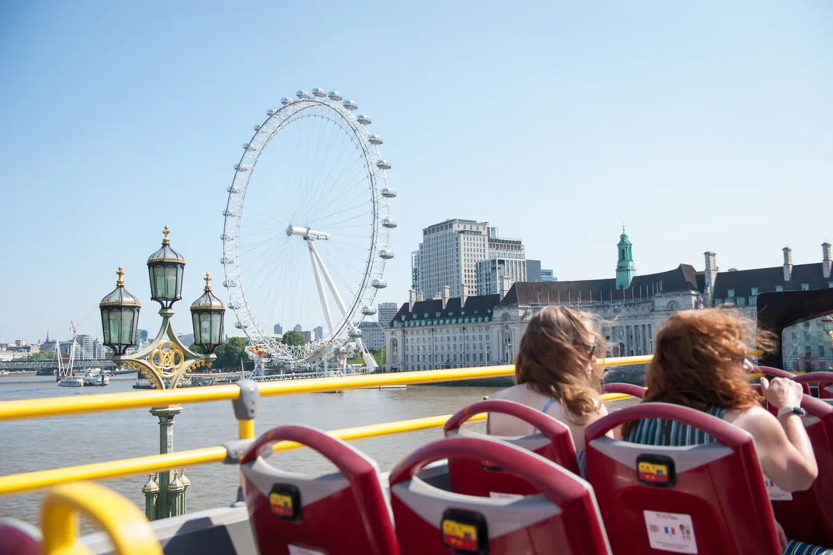 London from Above: An Analytical Look at the Tootbus Hop-On Hop-Off Experience