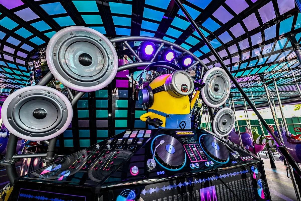 Dance com os Minions no seu carrossel de dança selvagem—apenas no Universal Studios Singapore