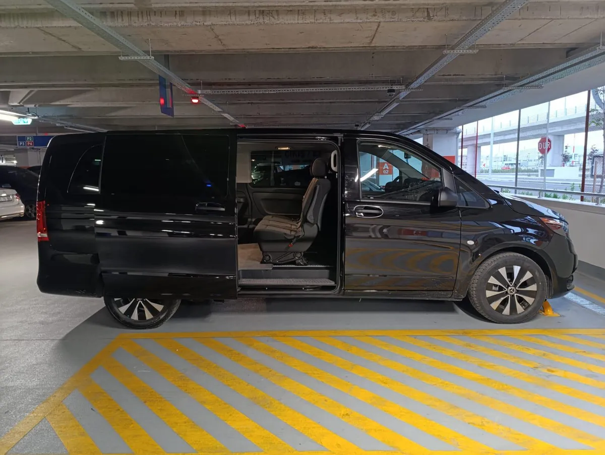 Disfruta del servicio de calidad de vehículos bien mantenidos y conductores profesionales que hablan inglés para transportarte del aeropuerto a tu hotel