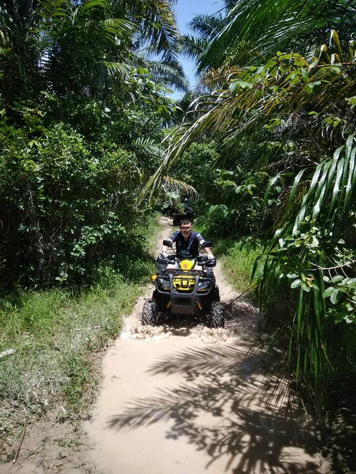 尽情享受骑 ATV 探索自然小径的乐趣。体验一次难忘的冒险。