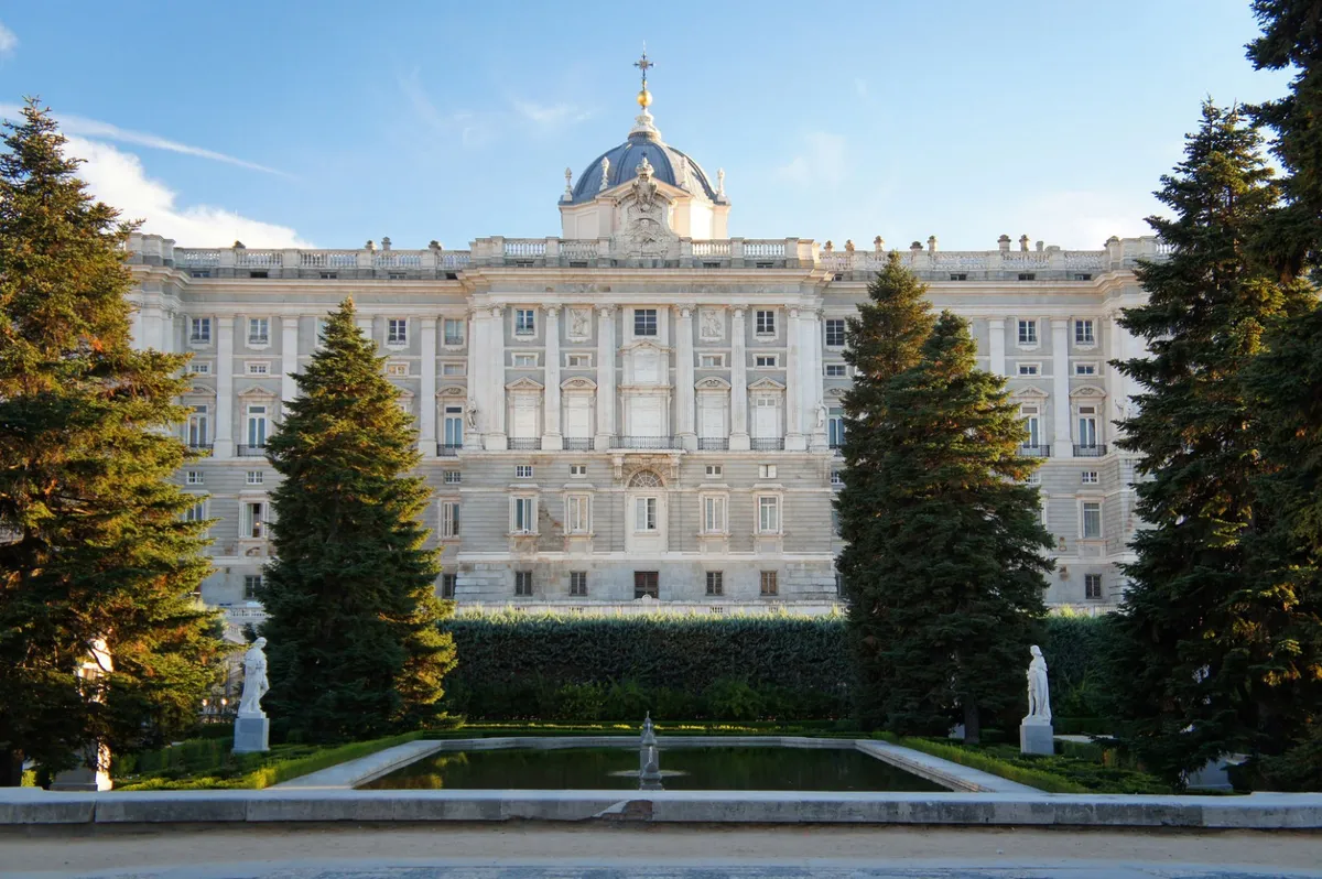 The palace features 3,000 rooms that have been perfectly conserved; get to visit the best ones!