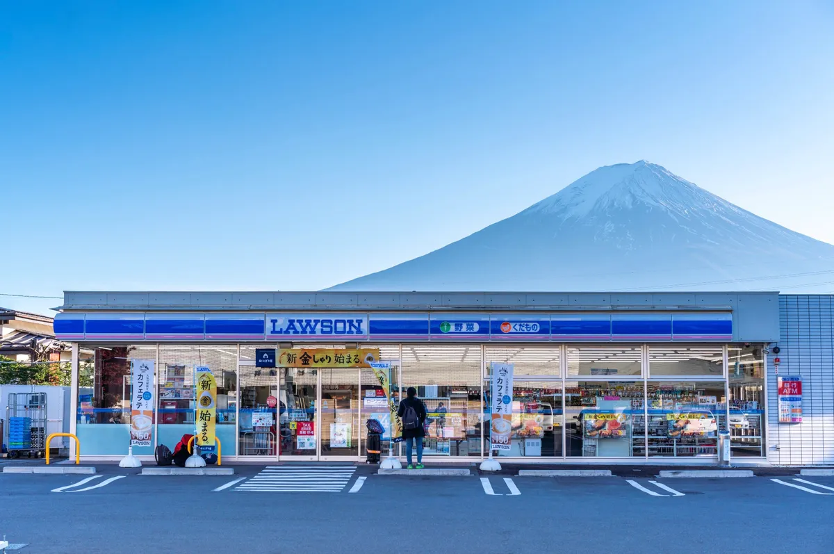 Blick auf den Berg Fuji mit einem LAWSON-Minimarkt im Vordergrund