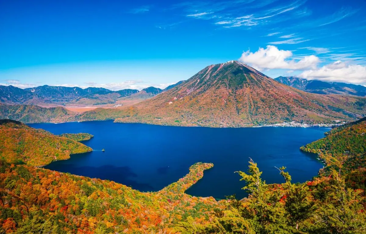 Der Chuzenji-See ist ein wunderschöner See in Nikko, Japan, bekannt für seine atemberaubenden Herbstfarben und den Blick auf den Berg Nantai.