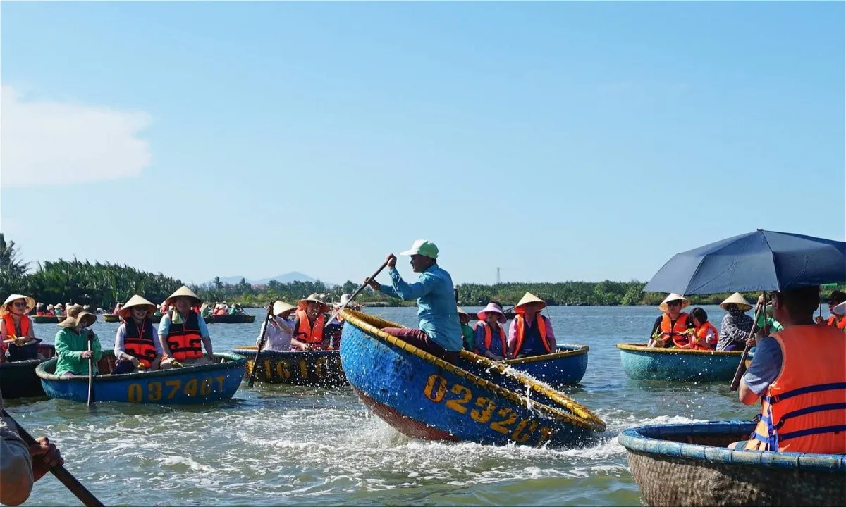 Este tour inmersivo te lleva a través de paisajes pintorescos y ofrece una visión de la cultura y tradiciones locales