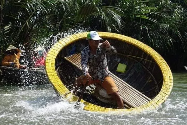 Sube a tu bote cesta de bambú y embárcate en un viaje sereno a lo largo del río Thu Bon