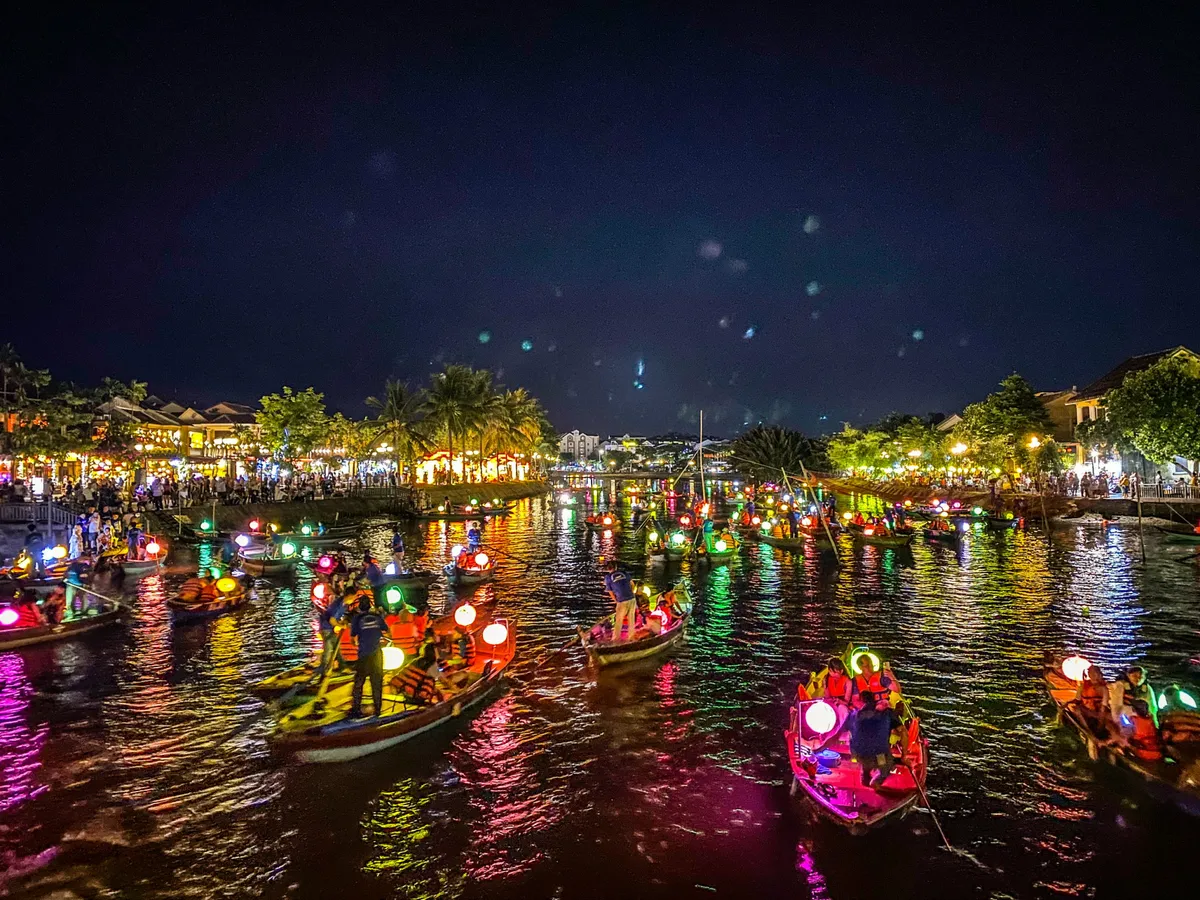 Admira la fascinante exhibición de linternas coloridas que iluminan el agua mientras flotas por el río