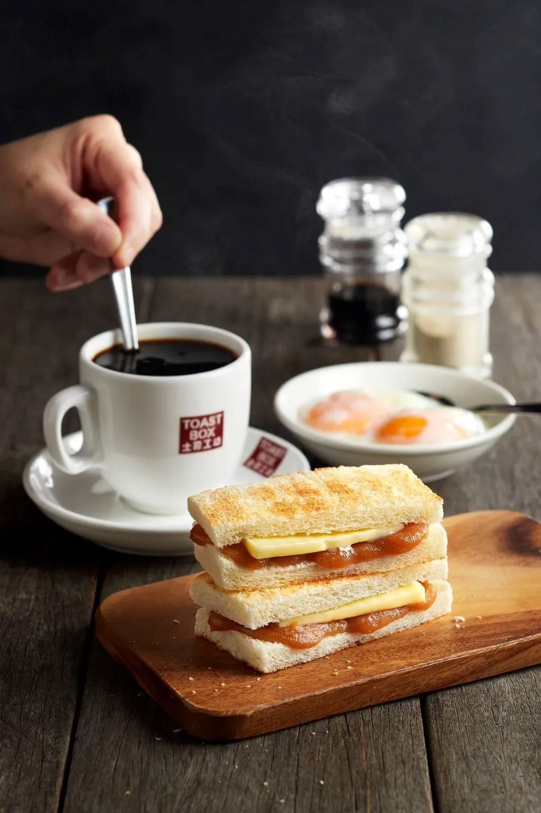 Ein wohltuendes lokales Frühstücks-Set, um den Tag zu beginnen!