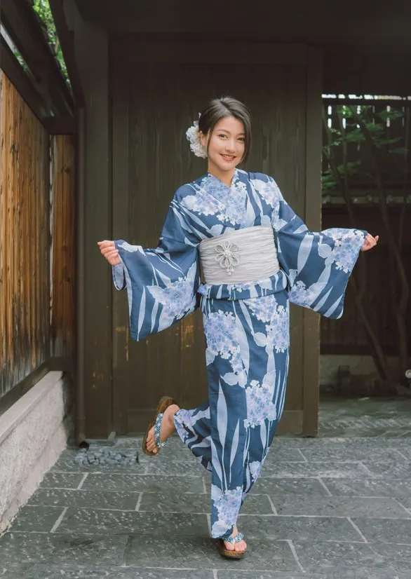 Yukata d'été à durée limitée (le style Komon peut être réservé ; échange contre un yukata équivalent à l'arrivée. Trois gammes de prix disponibles : 3000/5500/7700 JPY)