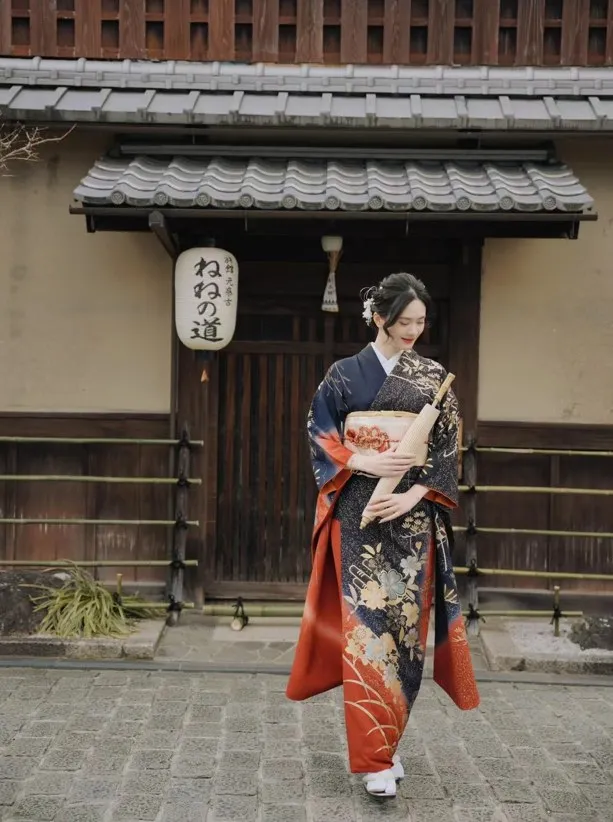 Louez un magnifique Furisode et créez des souvenirs de voyage inoubliables.