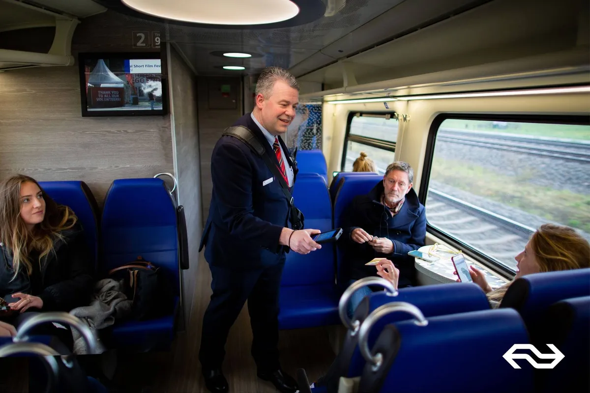Schaffner bei der Arbeit: Gewährleistung einer reibungslosen Fahrt durch Ticketkontrollen an Bord