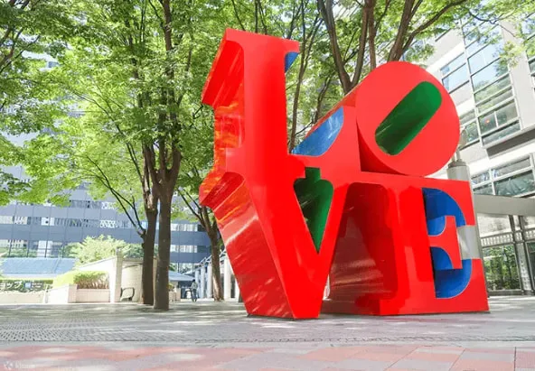Shinjuku West Exit (Robert Indiana Skulptur: "LOVE")