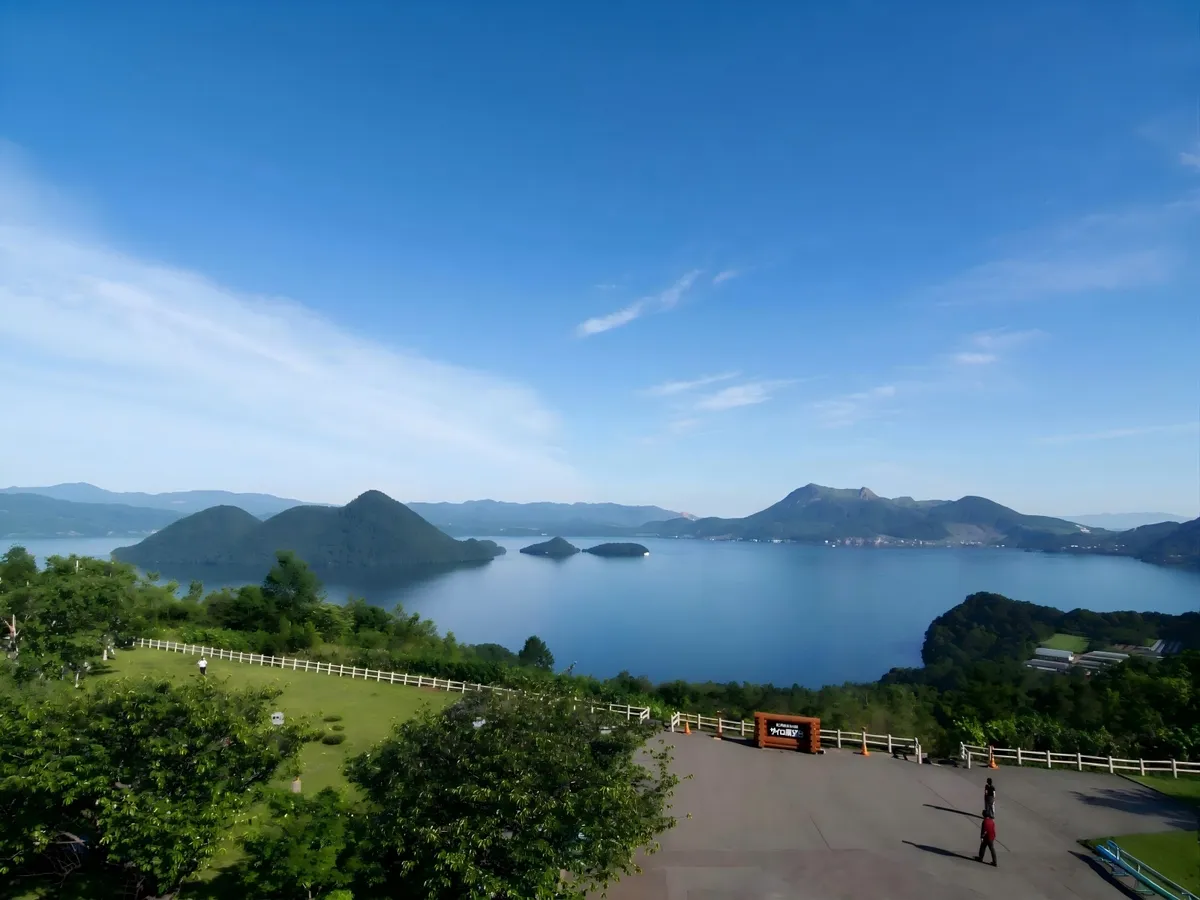 Situado en las tierras altas de la orilla occidental del lago Toya, el Observatorio SAIRO es un lugar excelente para disfrutar de una vista panorámica del lago. Aquí se puede admirar el lago Toya como un espejo y las islas Nakajima.