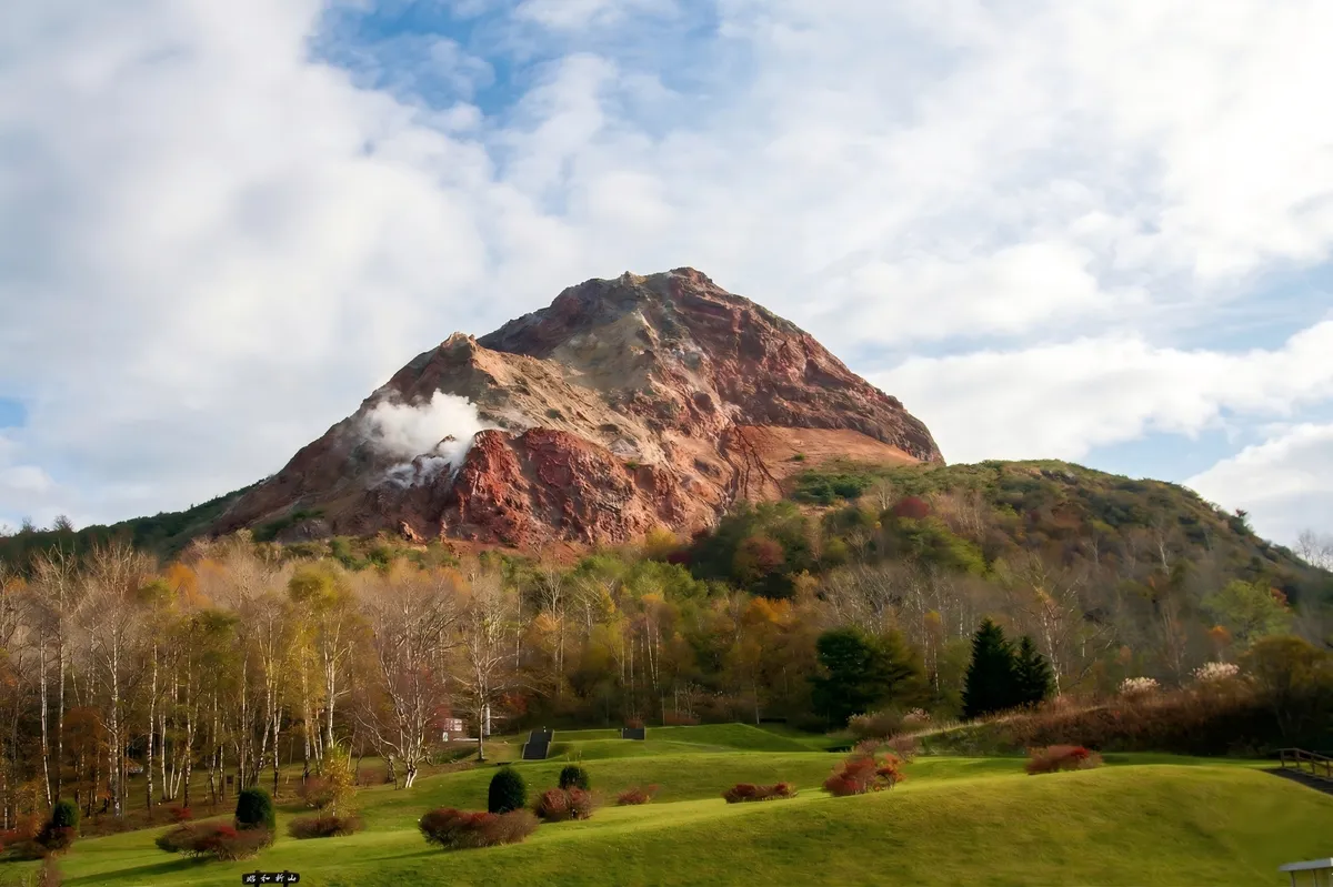 El monte Showa-shinzan, un volcán vivo designado Monumento Natural Especial por Japón, es una creación espontánea de la naturaleza. Originalmente un campo de trigo, se elevó repentinamente en 1943 debido a la actividad sísmica.