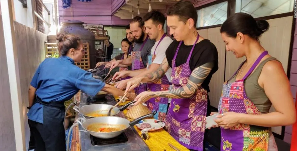 Fühlen Sie sich wie ein echter Koch, wenn Sie thailändische Gerichte unter Anleitung zertifizierter thailändischer Köche selbst zubereiten