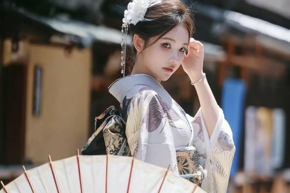 Wählen Sie einen wunderschönen Kimono und Obi aus unseren verfügbaren Paketen, und lassen Sie sich von unserem professionellen Personal beim Ankleiden und Frisieren helfen.
