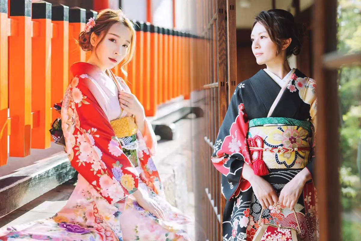Furisode Kimono für Damen: Gekennzeichnet durch lange Ärmel und eine Vielzahl von Farben und Mustern, die Eleganz und Anmut zur Geltung bringen.