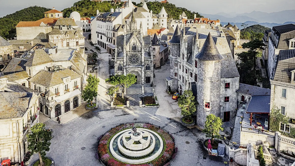 Lassen Sie sich in ein völlig anderes Land entführen, wenn Sie das Französische Dorf von Ba Na Hills erreichen