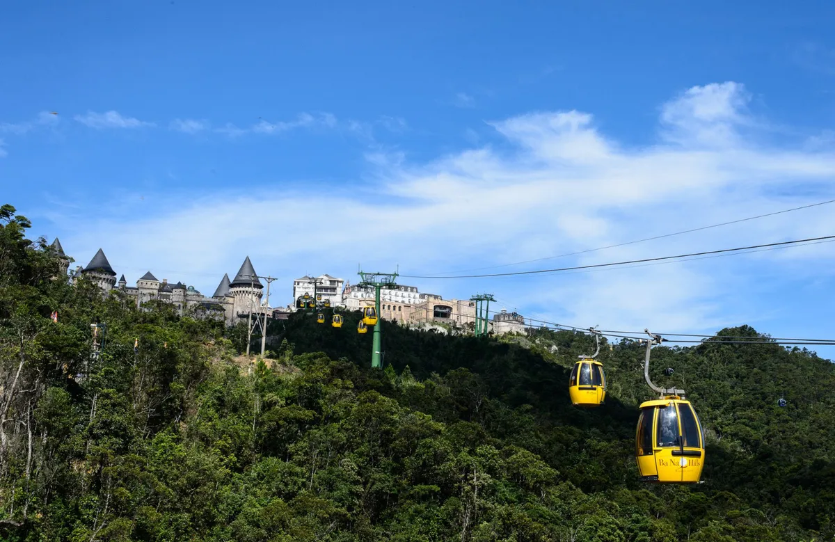 Erreichen Sie jedes Ziel mit der Seilbahn von Ba Na Hills, der längsten Nonstop-Einschienen-Seilbahn der Welt