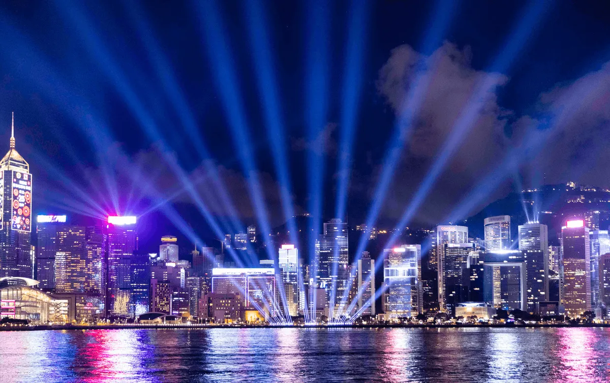 When traveling in Hong Kong, you must not miss taking the Victoria Peak Round trip Peak Tram to enjoy the million-dollar night view of Victoria Harbor. The Round trip Peak Tram passes through the angled hillside and shuttles through the high-rise building