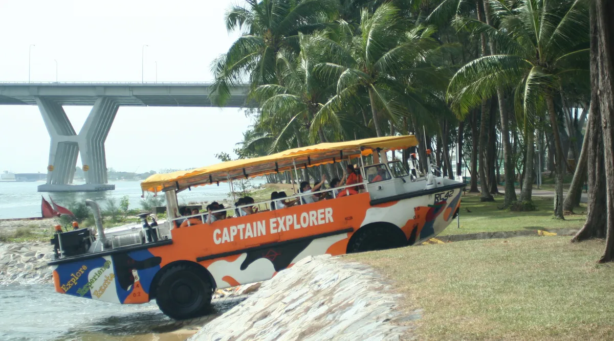Tham quan Singapore bằng đường bộ và đường biển trên chiếc xe lưỡng cư này