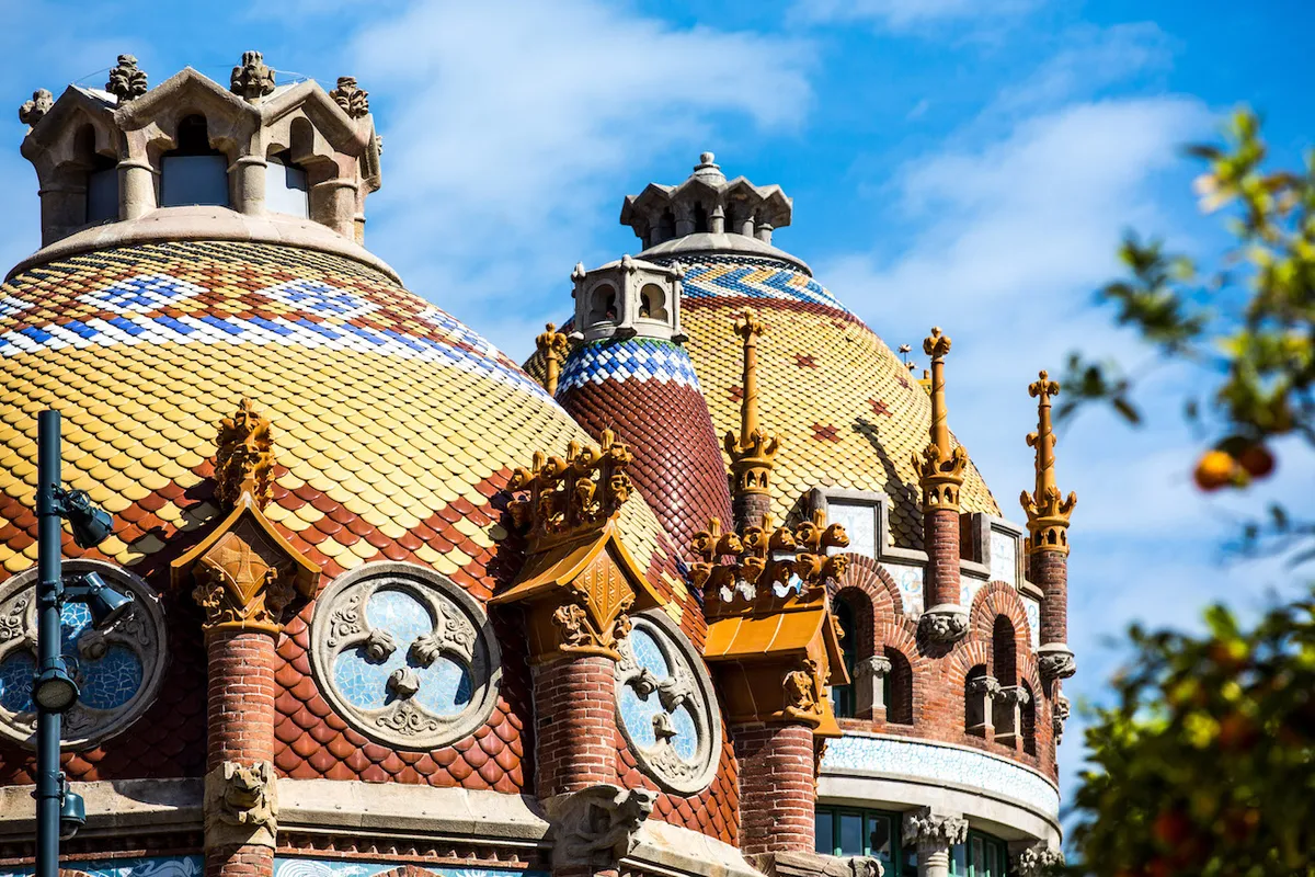 Admire el estilo arquitectónico popularizado por arquitectos como Antoni Gaudí y Lluís Domènech i Montaner