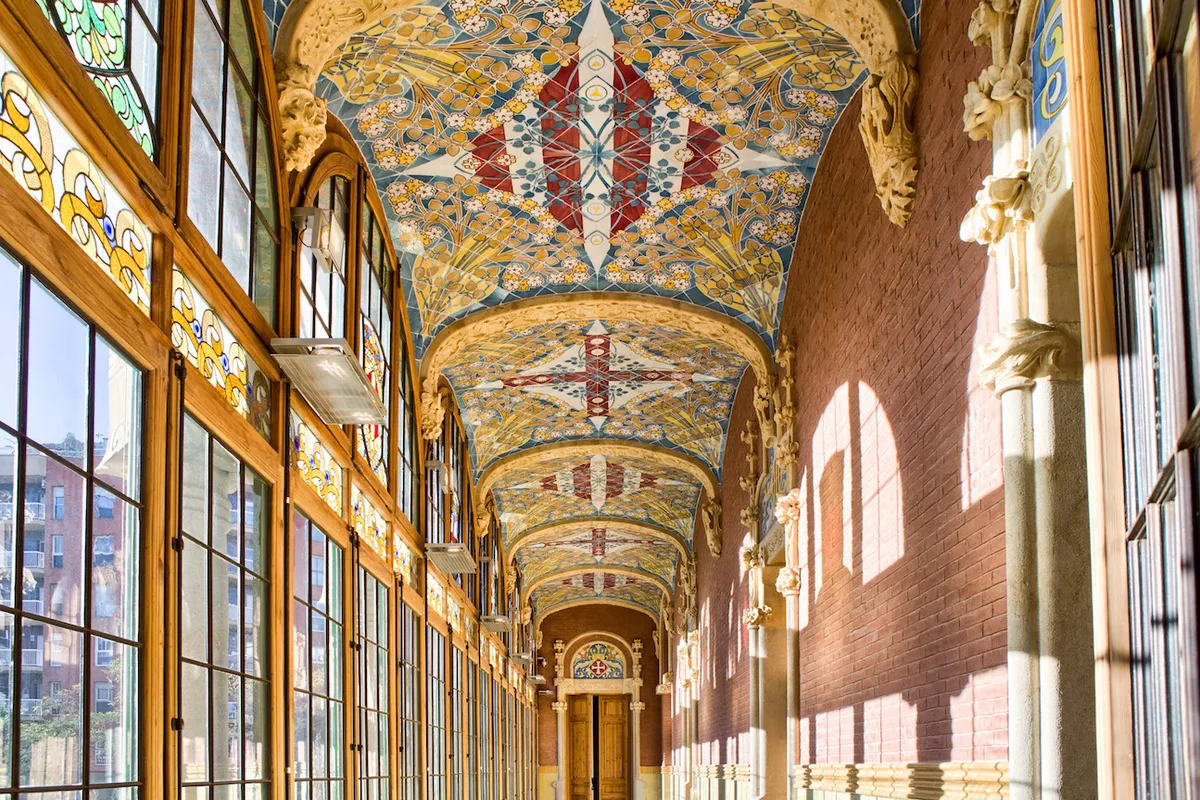 Explore sus magníficos interiores y maravíllese con los increíbles mosaicos, esculturas y arte en vidrieras por todas partes