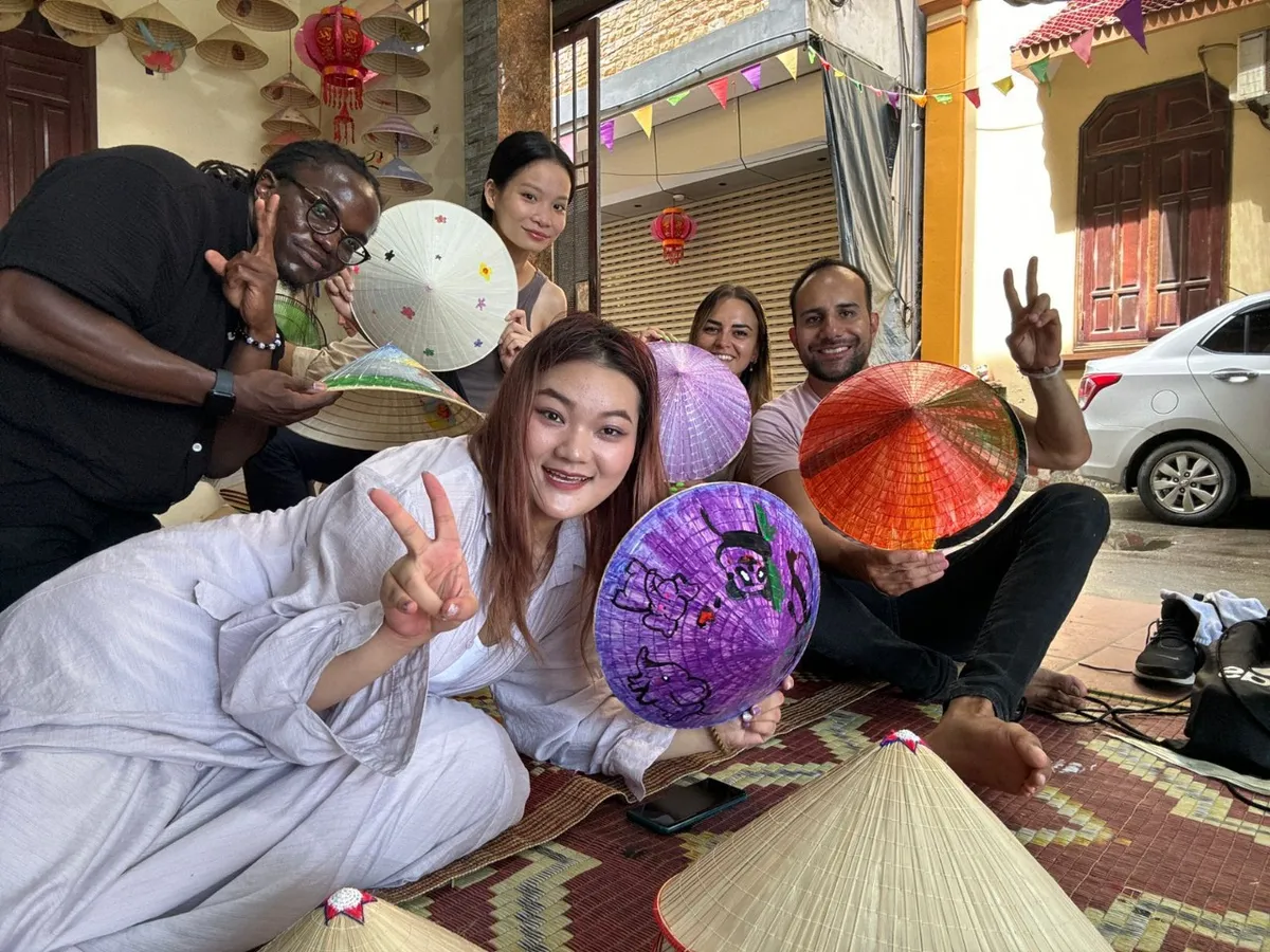 Pueblo del Incienso de Hanói, Fabricación de Sombreros, Opción de Destacados de la Ciudad en Grupo Pequeño